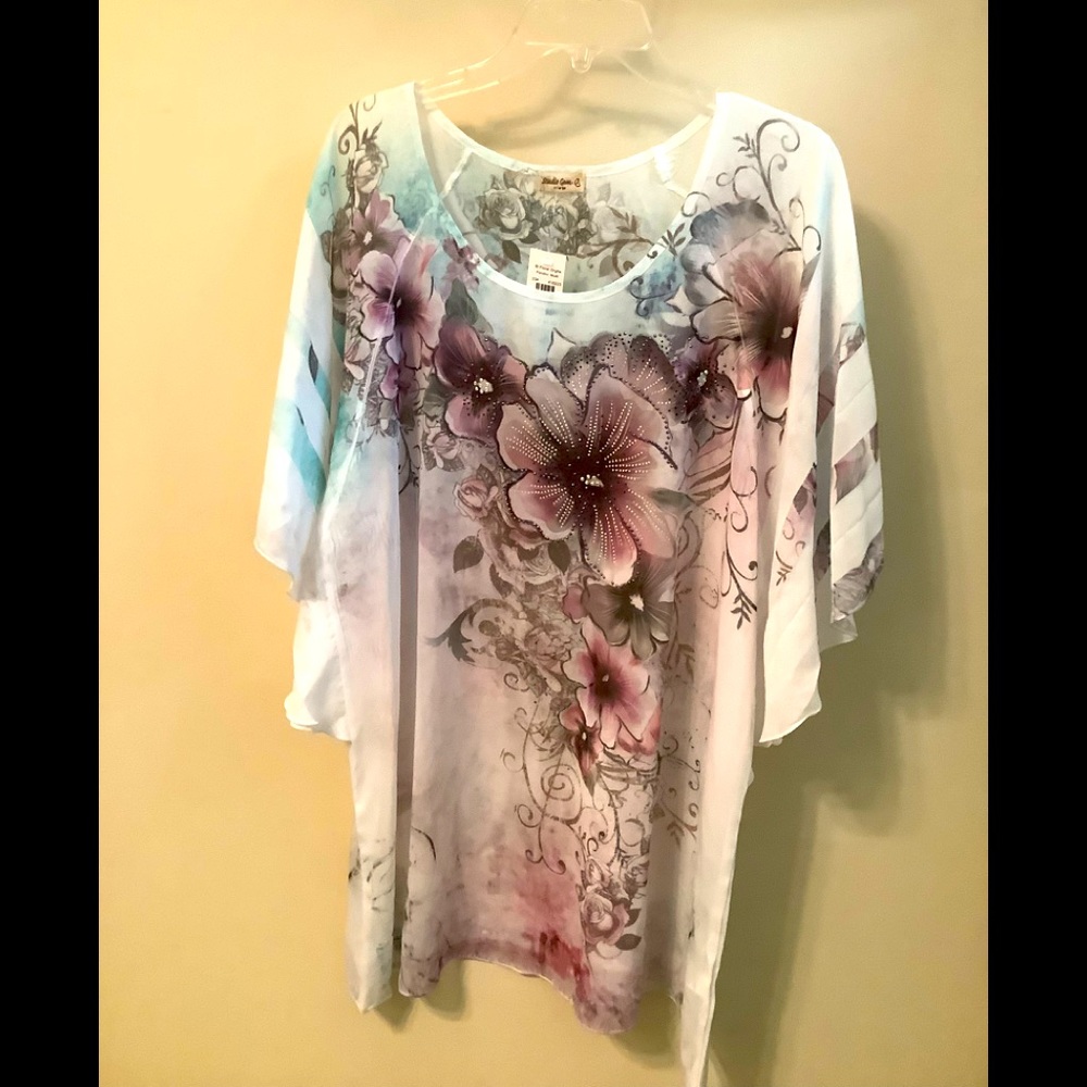 😊A wispy top with pastel colors and flowers are embellished,XL by Studio Gem Q.